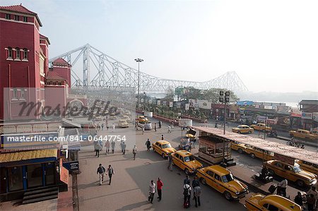 Vue du pont Howrah le Hugli River (rivière Hooghly) de la gare de Howrah, avec les taxis de Kolkata jaune dessous, Kolkata (Calcutta), West Bengal, Inde, Asie