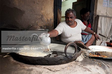 Jalebi Wallah süßen Reis Mehl Paste in heißen Fett tropft Jalebi Straße Snack Stall, Kolkata, Westbengalen, Asien machen