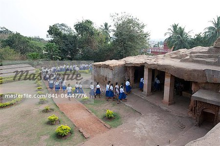 Les écoliers à l'école bleue et blanche uniforme visiter Ranigumpha, cave numéro 1, grottes d'Udayagiri, Bhubaneswar, Orissa, Inde, Asie