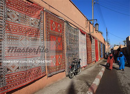 Tapis en vente dans la rue, Marrakech, Maroc, l'Afrique du Nord, Afrique