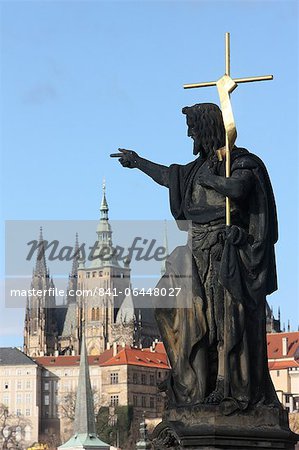 St. Johannes der Täufer-Skulptur auf der Karlsbrücke, UNESCO-Weltkulturerbe, Prag, Tschechische Republik, Europa