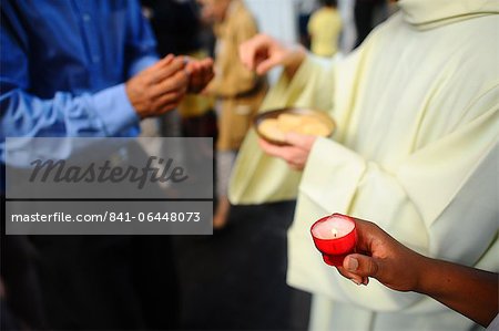 Prêtre donnant la Sainte Communion, Paris, France, Europe