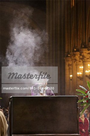 Archevêque encensement de l'autel de la cathédrale Notre Dame, Paris, France, Europe