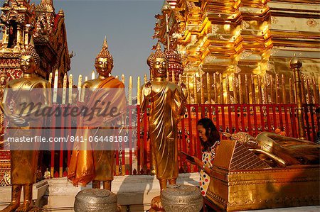 Prozession und Buddha-Statuen in Doi Suthep Tempel, Chiang Mai, Thailand, Südostasien, Asien