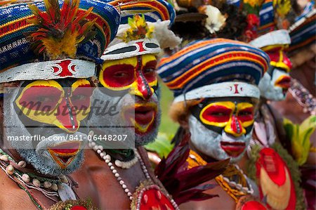 Bunt gekleidet und Gesicht gemalt lokale Stämme feiern das traditionelle Sing Sing im Hochland, Papua-Neuguinea, Pazifik