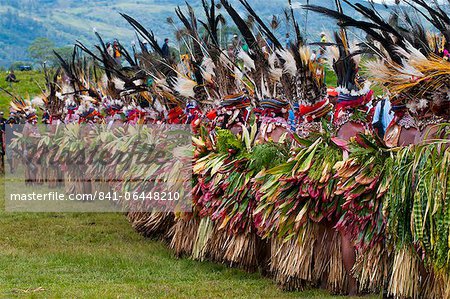 Bunt gekleidet und Gesicht gemalt lokale Stämme feiern das traditionelle Sing Sing im Hochland, Papua-Neuguinea, Pazifik