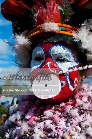 Multicolore habillé et visage peint tribus célébrant la traditionnelle Sing Sing dans les Highlands, Papouasie Nouvelle-Guinée, Mélanésie Pacifique