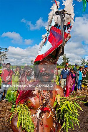 Bunt gekleidet und Gesicht gemalt lokalen Stammesangehörige feiert die traditionelle Sing Sing im Hochland, Papua-Neuguinea, Pazifik