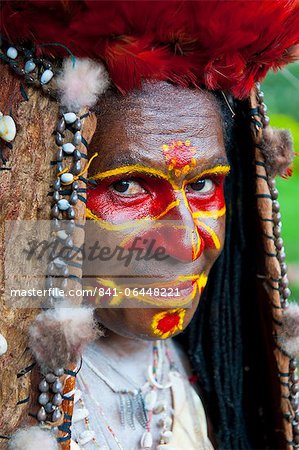 Bunt gekleidet und Gesicht gemalt lokalen Stammes Frau feiert die traditionelle Sing Sing in Paya, Papua-Neuguinea, Pazifik