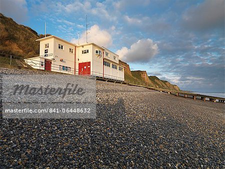 Das Rettungsboot Station und Klippen vom Strand von Sheringham, Norfolk, England, Vereinigtes Königreich, Europa