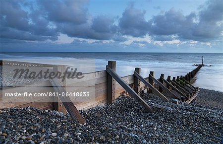 Une étude de tôt le matin de printemps de la plage de Sheringham, Norfolk, Angleterre, Royaume-Uni, Europe