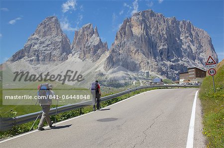 Hikers and Sassolungo Group, Sella Pass, Trento and Bolzano Provinces, Italian Dolomites, Italy, Europe