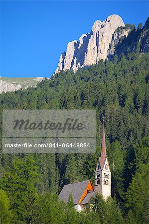 Church overlooked by Ciampedie Mountains, Vigo di Fassa, Fassa Valley, Trento Province, Trentino-Alto Adige/South Tyrol, Italian Dolomites, Italy, Europe