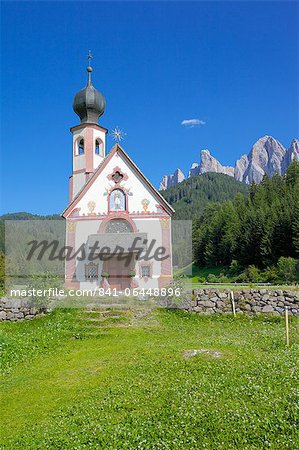 Church, Val di Funes, Bolzano Province, Trentino-Alto Adige/South Tyrol, Italian Dolomites, Italy, Europe