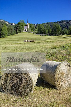 Église et hay bales, Vigo di Fassa, vallée de Fassa, Province de Trento, Trentin-Haut-Adige/Südtirol, Italie Dolomites, Italie, Europe