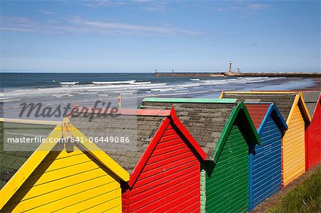 Cabanes de plage à sables de Whitby, Whitby, North Yorkshire, Yorkshire, Angleterre, Royaume-Uni, Europe Cabanes de plage à sables de Whitby, Whitby, North Yorkshire, Yorkshire, Angleterre, Royaume-Uni, Europe