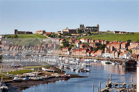 Whitby und Esk River von der neuen Brücke, Whitby, North Yorkshire, Yorkshire, England, Vereinigtes Königreich, Europa