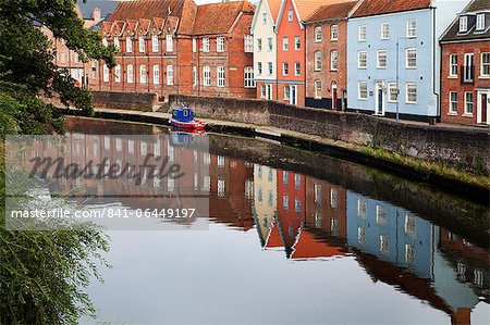 Kai Gebäude spiegelt sich in den Fluss sowie, Norwich, Norfolk, England, Vereinigtes Königreich, Europa