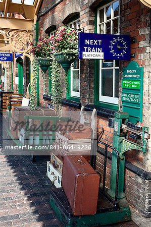 Gepäck auf der Plattform in Sheringham Station auf der Linie der Mohn, North Norfolk Railway, Norfolk, England, Vereinigtes Königreich, Europa
