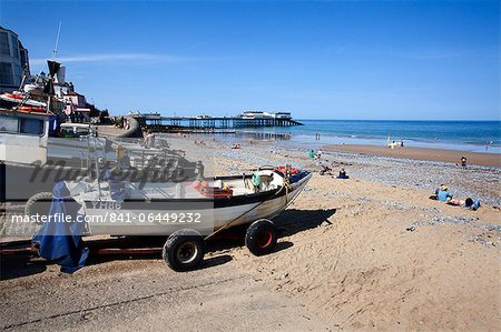Fischerboote am Strand von Cromer, Norfolk, England, Vereinigtes Königreich, Europa