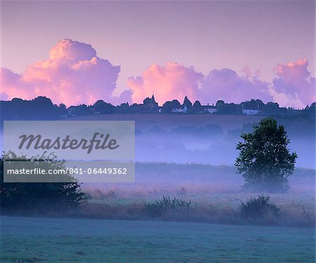 Brume de l'aube, Ewhurst Green, East Sussex, Angleterre, Royaume-Uni, Europe