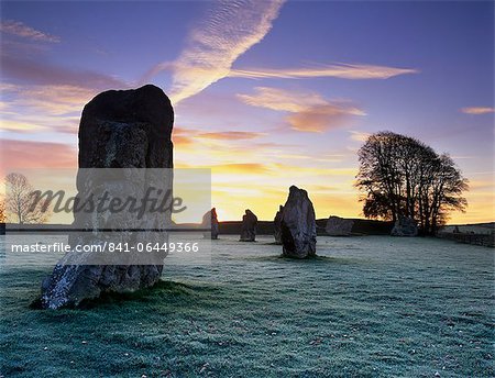 Cercle de pierres préhistorique en gel, Avebury, patrimoine mondial de l'UNESCO, dans le Wiltshire, Angleterre, Royaume-Uni, Europe Cercle de pierres préhistorique en gel, Avebury, patrimoine mondial de l'UNESCO, dans le Wiltshire, Angleterre, Royaume-Uni, Europe