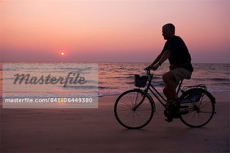 Coucher de soleil et cycliste, Goa, Inde, Asie