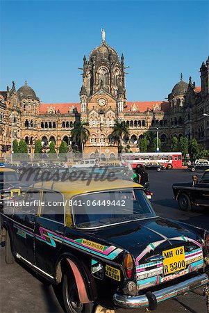 Taxi à l'extérieur de la Victoria Terminus (Gare Chhatrapati Shivaji), Site du patrimoine mondial de l'UNESCO, Mumbai (Bombay), Maharashtra, Inde, Asie