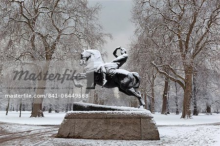 Physische Energie-Statue im Winter, Kensington Gardens, London, England, Vereinigtes Königreich, Europa