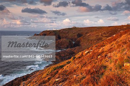 Schauend in Richtung Leuchtturm Pendeen und beobachten an der kornischen Küste, Cornwall, England, Vereinigtes Königreich, Europa