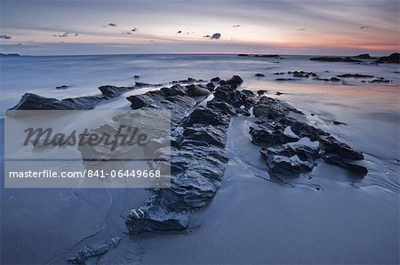 Würgegriffe Strand an der Küste Cornwall Nord bei Sonnenuntergang, Cornwall, England, Vereinigtes Königreich, Europa