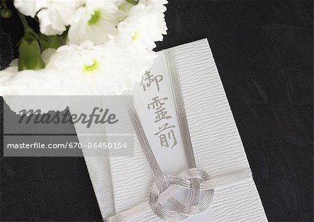 Spray mums and a condolence-money envelope (Mourning image) Spray mums and a condolence-money envelope (Mourning image)