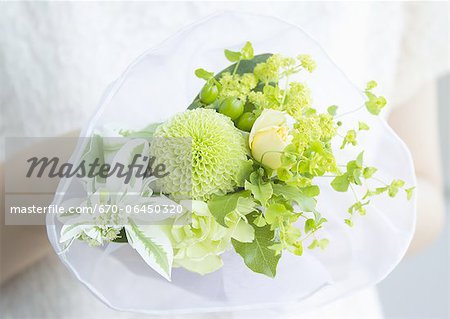 Mains tenant un bouquet de fleurs Mains tenant un bouquet de fleurs