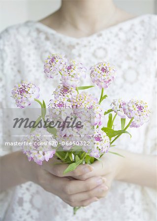 Mains tenant un bouquet de fleurs Mains tenant un bouquet de fleurs