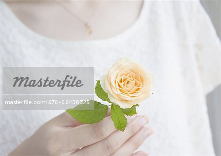 Main tenant une orange rose Main tenant une orange rose