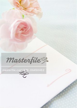 Roses et enveloppe cadeau Félicitations Roses et enveloppe cadeau Félicitations