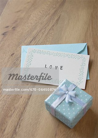 Boîte-cadeau et une lettre d'amour Boîte-cadeau et une lettre d'amour