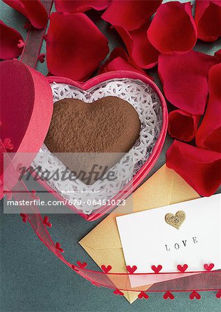 Chocolat en forme de coeur et une lettre d'amour Chocolat en forme de coeur et une lettre d'amour
