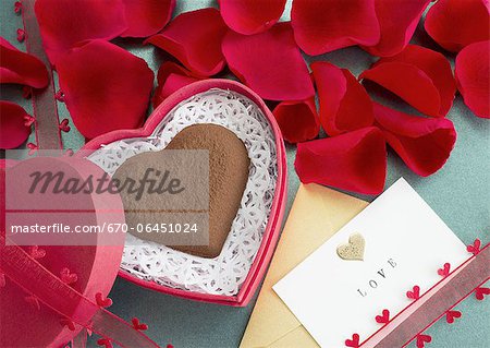 Chocolat en forme de coeur et une lettre d'amour Chocolat en forme de coeur et une lettre d'amour