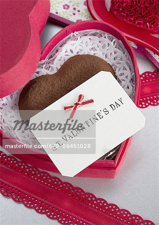 Chocolat en forme de cœur et une carte message Chocolat en forme de cœur et une carte message