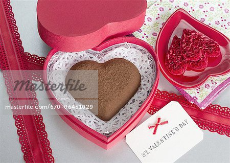 Chocolat en forme de cœur et une carte message Chocolat en forme de cœur et une carte message