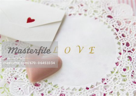Chocolat en forme de cœur et une carte message Chocolat en forme de cœur et une carte message