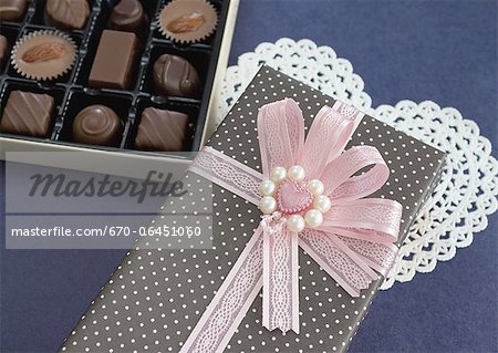 Boîte-cadeau et chocolats assortis Boîte-cadeau et chocolats assortis