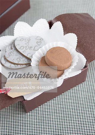 Biscuits au chocolat dans une boîte cadeau Biscuits au chocolat dans une boîte cadeau