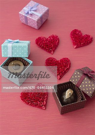 Chocolats en boîtes-cadeaux et des coeurs Chocolats en boîtes-cadeaux et des coeurs