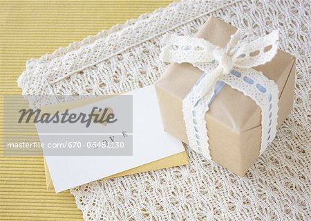 Boîte-cadeau et une lettre d'amour Boîte-cadeau et une lettre d'amour