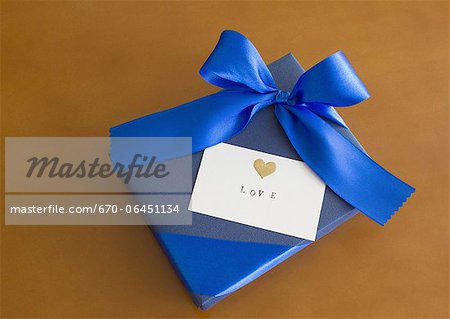 Boîte-cadeau et une carte message Boîte-cadeau et une carte message