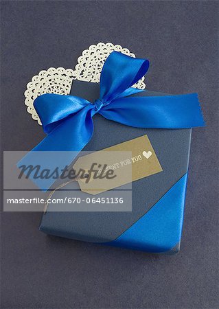 Boîte-cadeau et une carte message Boîte-cadeau et une carte message