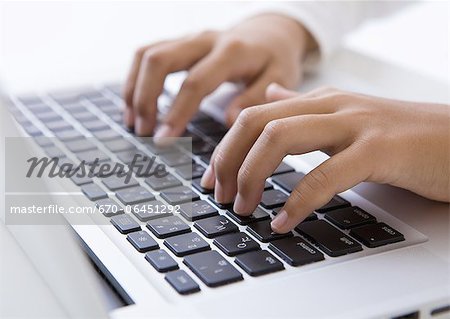 Mains, taper sur un ordinateur portable Mains, taper sur un ordinateur portable