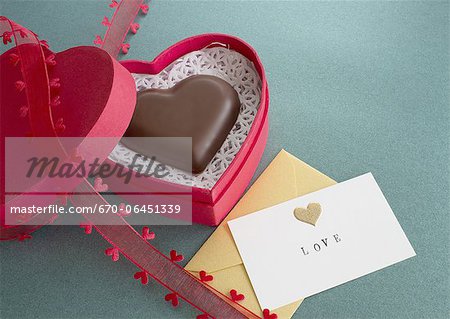 Chocolat en forme de cœur et une carte message Chocolat en forme de cœur et une carte message